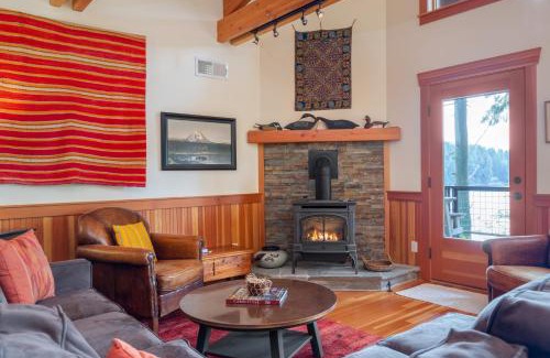 Langley Casa | Goss Lake Chalet by AvantStay Lakefront w Dock Fire Pit Outdoor Dining Area