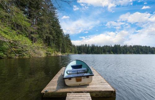 Langley Casa | Goss Lake Chalet by AvantStay Lakefront w Dock Fire Pit Outdoor Dining Area