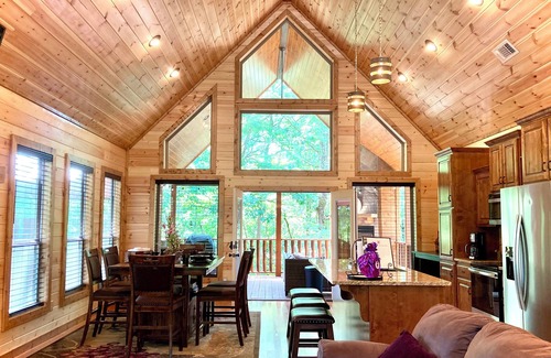 Broken Bow Cabina | GOTANYGRAPES Luxury Cabin- HotTub 2Masters 2Firpl- Road Trip to Natures Paradise