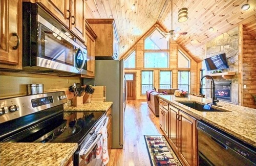Broken Bow Cabina | GOTANYGRAPES Luxury Cabin- HotTub 2Masters 2Firpl- Road Trip to Natures Paradise