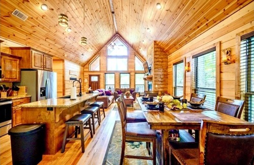 Broken Bow Cabina | GOTANYGRAPES Luxury Cabin- HotTub 2Masters 2Firpl- Road Trip to Natures Paradise
