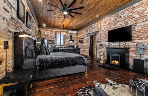 Old East Hill Apartamento | Gotham by Knight at The East Wright Inn. Historic Luxury Apartment Downtown
