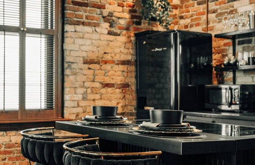 Old East Hill Apartamento | Gotham by Knight at The East Wright Inn. Historic Luxury Apartment Downtown