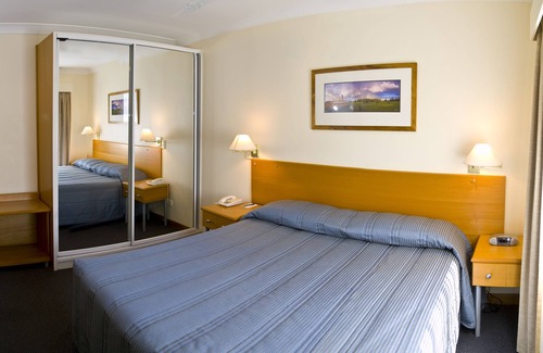 Burnt Pine Hotel | Governor's Lodge Resort Hotel