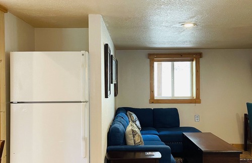 Lake City Apartamento | The Gowdy Suite1, cama King, 2 televisores, porche con mosquitero, wifi gratuito.