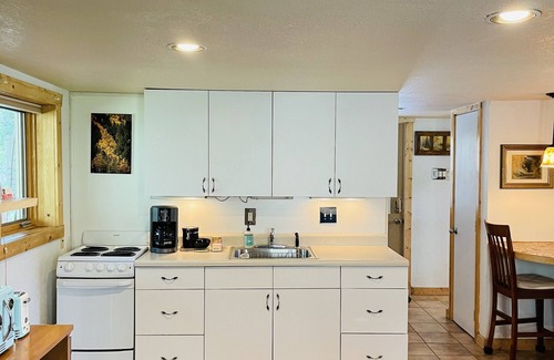 Lake City Apartamento | The Gowdy Suite1, cama King, 2 televisores, porche con mosquitero, wifi gratuito.