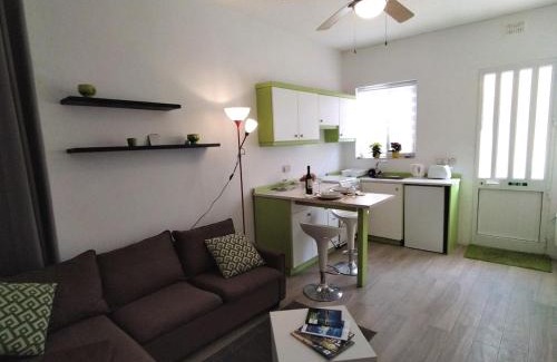 Marsalforn Apartamento | Gozo, Cosy maisonette, own entrance at street level