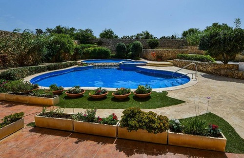 Qala Apartamento | Gozo Spacious Apartment with Large Communal Pool