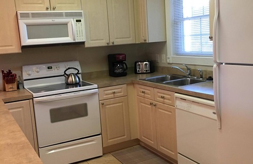 Central Myrtle Beach Condominio | Hermoso 2 Bedrm w Ascensor! Golf View! Cerca de la playa! ¡Tienda! ¡Central para TODOS!
