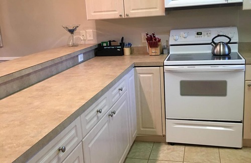 Central Myrtle Beach Condominio | Hermoso 2 Bedrm w Ascensor! Golf View! Cerca de la playa! ¡Tienda! ¡Central para TODOS!