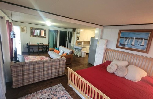 Grand Rapids Casa | Gr Sunshine Lakefront Cottage · Lakefront King bed firept, hot swim pool spa, swim
