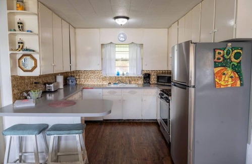 Grand Rapids Casa | Gr Sunshine Lakefront Cottage · Lakefront King bed firept, hot swim pool spa, swim