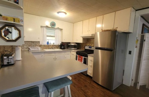 Grand Rapids Casa | Gr Sunshine Lakefront Cottage · Lakefront King bed firept, hot swim pool spa, swim