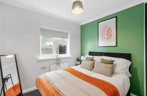 Chelmsford Casa | Grab a Deal Today! Massive Home For Contractors & Parking for 4