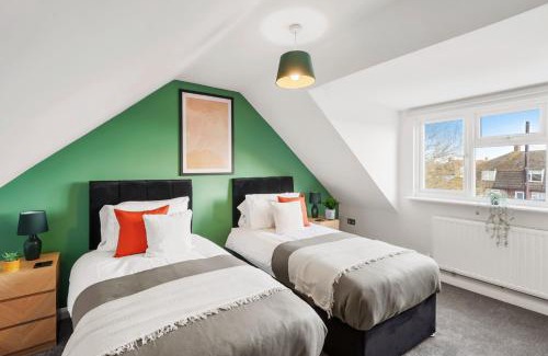 Chelmsford Casa | Grab a Deal Today! Massive Home For Contractors & Parking for 4