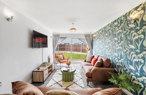 Chelmsford Casa | Grab a Deal Today! Massive Home For Contractors & Parking for 4