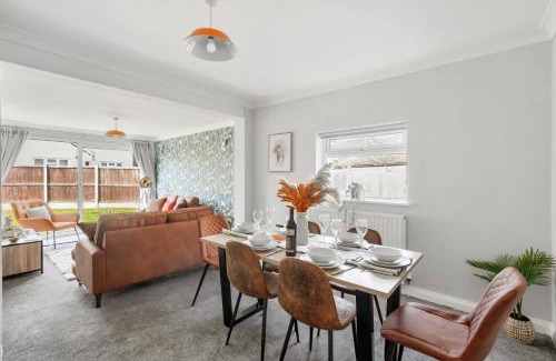 Chelmsford Casa | Grab a Deal Today! Massive Home For Contractors & Parking for 4