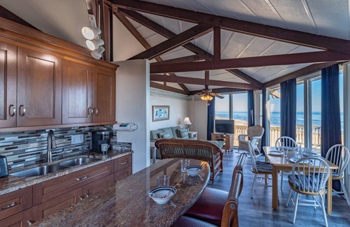 South Nags Head Casa | Grab your Front Row Seats To(o) this oceanfront home in South Nags Head NC!