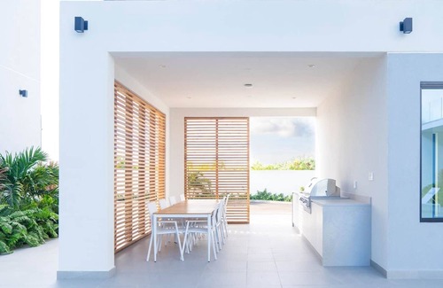 Grace Bay Apartamento | Grace Bay Ocean Views, Walk to Shops! Z-B304
