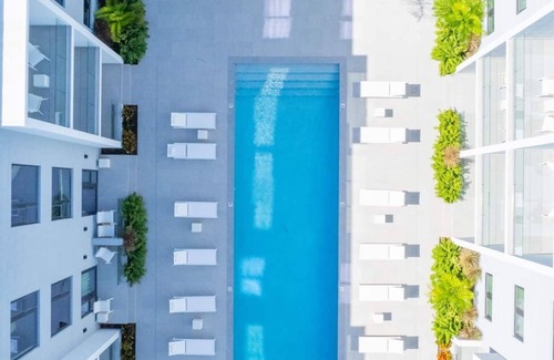 Grace Bay Apartamento | Grace Bay Ocean Views, Walk to Shops! Z-B304