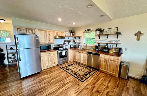 Sevierville Cabina | Graceful Smoky Retreat/Hot Tub/Incredible Views!