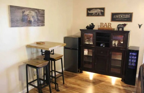Sevierville Cabina | Graceful Smoky Retreat/Hot Tub/Incredible Views!