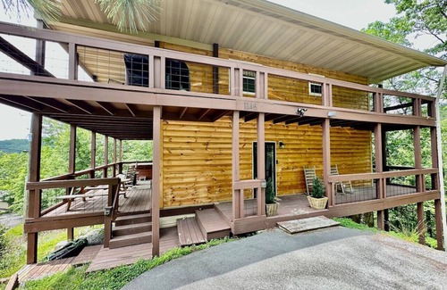 Sevierville Cabina | Graceful Smoky Retreat/Hot Tub/Incredible Views!