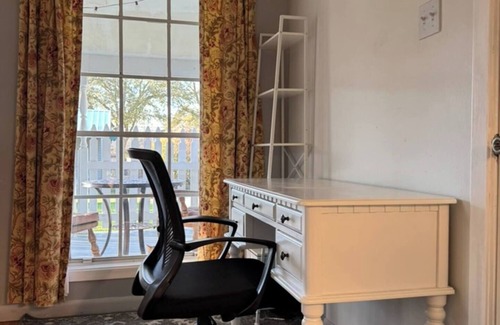 New Iberia Cabaña | Graceful studio cottage
