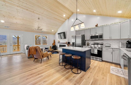 Franklin Casa | Graceland Mountain Retreat | Secluded Mountaintop Home on 10 Acres