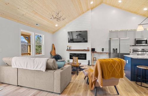 Franklin Casa | Graceland Mountain Retreat | Secluded Mountaintop Home on 10 Acres