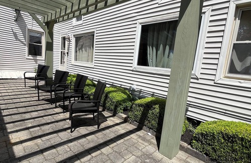 Bozrah Casa | Gracious, comfy, 1800’s Full Farmhouse
