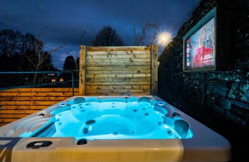 Bowness-on-Windermere Casa | Grade 2 Listed 2 bedroom Pet Friendly - Parking - Hot Tub - very quiet