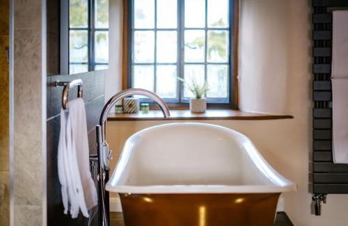 Bowness-on-Windermere Casa | Grade 2 Listed 2 bedroom Pet Friendly - Parking - Hot Tub - very quiet