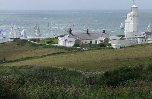 Newport Cabaña | Casa de cerveza convertida listada de grado II en el borde del pueblo de Brighstone