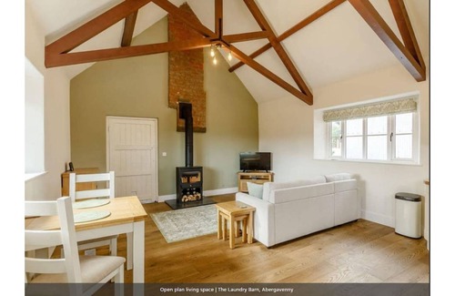 Llantilio Crossenny Casa | Grade II listed - one bedroom barn conversion
