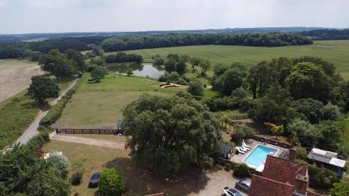 North Weald Casa | Grade II Listed Farmhouse, Pool, Hot Tub, Games Room, Celebration Hall, Car Park, 10ppl, 45 min from Central London
