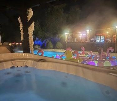 North Weald Casa | Grade II Listed Farmhouse, Pool, Hot Tub, Games Room, Celebration Hall, Car Park, 10ppl, 45 min from Central London