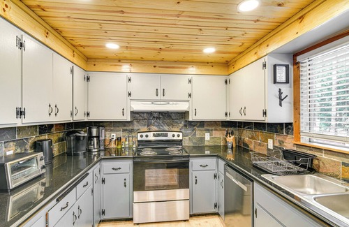 Graeagle Cabina | Graeagle Vacation Rental Cabin w/ Game Room!