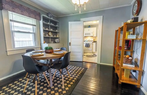 Indianapolis Casa | Graham and Kay's UIndy Cottage. 3 bedrooms, 10 min from downtown.