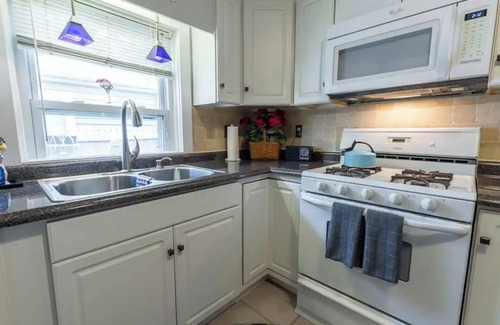 Indianapolis Casa | Graham and Kay's UIndy Cottage. 3 bedrooms, 10 min from downtown.