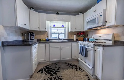 Indianapolis Casa | Graham and Kay's UIndy Cottage. 3 bedrooms, 10 min from downtown.