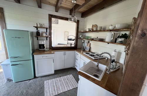 Red Boiling Springs Cabaña | Grain Bin Farmhouse with Loft Bedroom