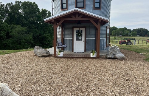 Red Boiling Springs Cabaña | Grain Bin Farmhouse with Loft Bedroom