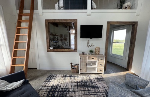 Red Boiling Springs Cabaña | Grain Bin Farmhouse with Loft Bedroom