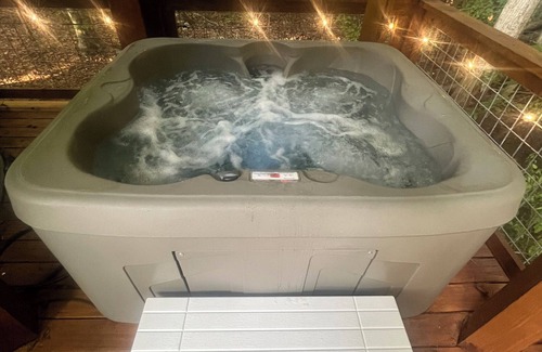 Shelby Apartamento | Luxury grain bin silo with 1 bedroom, WiFi, AC and hot tub in Shelby