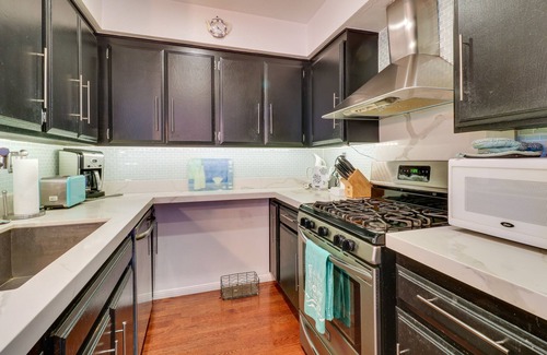 Granada Hills South Condominio | Granada Hills Condo w/ Community Pool & Workspace