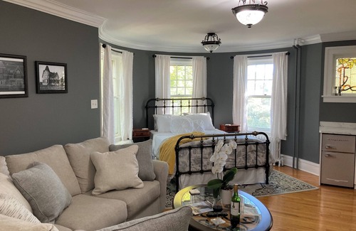 Moose Jaw Apartamento | Grand 3 bdrm retreat in one of Moose Jaw’s most historic homes.