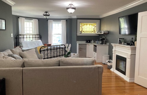 Moose Jaw Apartamento | Grand 3 bdrm retreat in one of Moose Jaw’s most historic homes.
