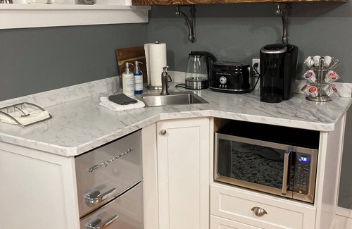 Moose Jaw Apartamento | Grand 3 bdrm retreat in one of Moose Jaw’s most historic homes.