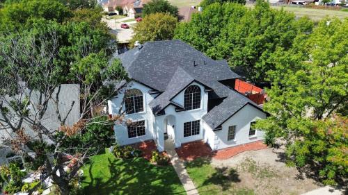 Grand Prairie Casa | Grand 6BR 2,5BA Holiday Home with Pool, Grill & Game Room